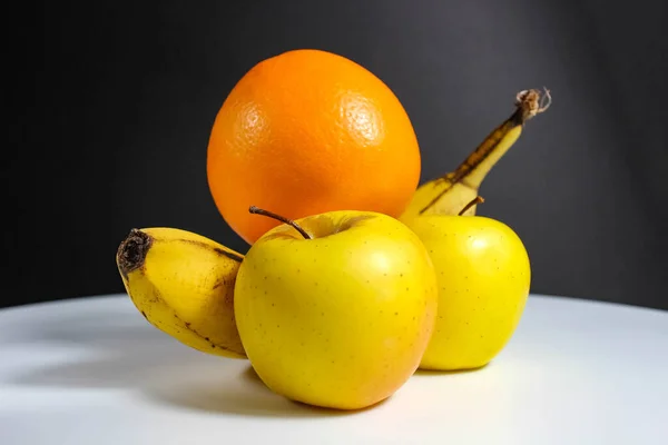 Conjunto Diferentes Frutas Laranja Banana Maçãs Close Tiro Selectivo — Fotografia de Stock