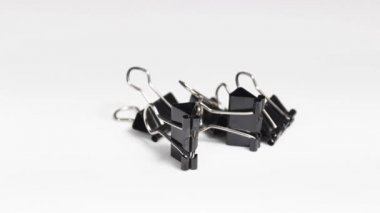 Beyaz arka planda birkaç tane ofis siyah atacı. Yakın çekim, seçici çekim.