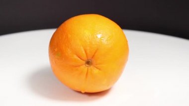 Olgunlaşmış turuncu su damlaları. Seçici atış.