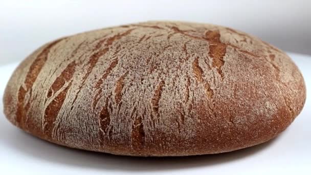 Yakın Planda Bir Somun Çavdar Ekmeği Döner Masa Seçici Atış — Stok video