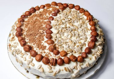 Fındık, kakao ve ayçekirdeği ile süslenmiş ev yapımı doğum günü pastası. Yukarıdan görünüşü.