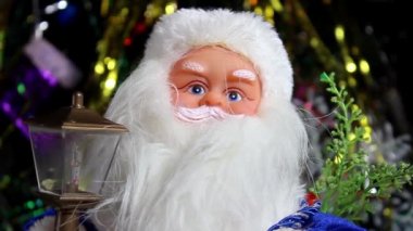 Noel Baba 'nın Noel oyuncağı süslü bir Noel ağacının arka planında. Döner masa. Yakın plan..