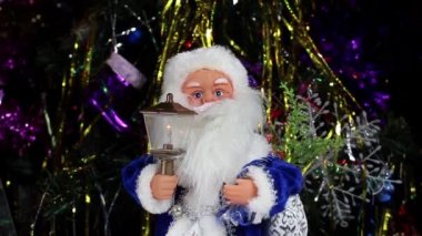Noel Baba 'nın Noel oyuncağı süslü bir Noel ağacının arka planında. Döner masa. Yakın plan..