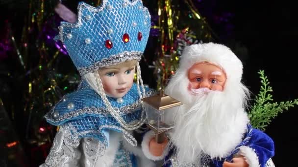 Рождественские Куклы Санта Клаус Снегурочка Фоне Украшенной Елки Поворотный Стол — стоковое видео