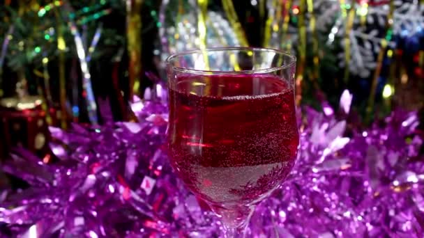 Vinho Tinto Carbonatou Bebida Copo Contexto Ano Novo Mesa Giratória — Vídeo de Stock
