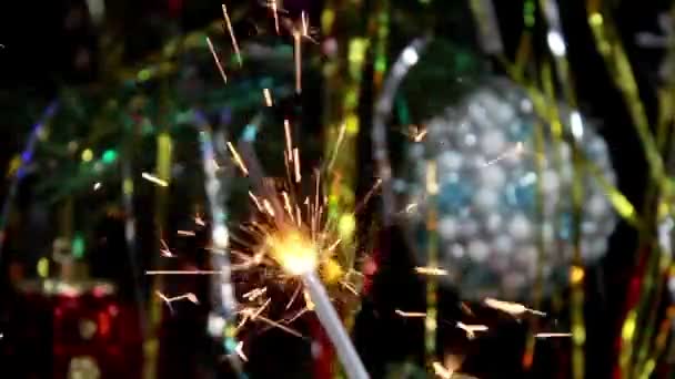 Lit Sparklers Close Fundo Uma Árvore Natal Borrada Tiro Selectivo — Vídeo de Stock