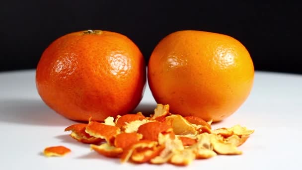Due Mandarini Primo Piano Con Accanto Una Buccia Mandarino Colpo — Video Stock