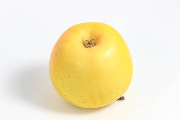 Une Pomme Entière Jaune Repose Envers Sur Fond Blanc Gros — Photo