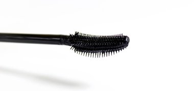 Maskara fırçası beyaz arka planda yakın plan. Seçici atış.