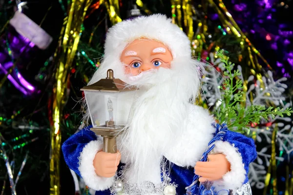 装飾されたクリスマスツリーの背景にサンタクロースのクリスマスのおもちゃ — ストック写真