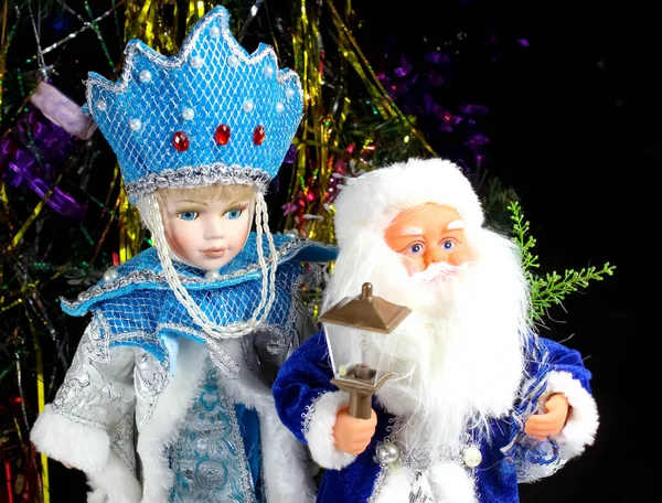 クリスマス人形装飾されたクリスマスツリーの背景にあるサンタクロースと雪の乙女 選択的ショット — ストック写真