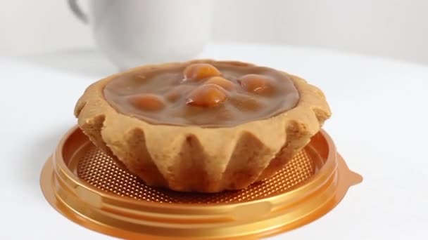 Rotierendes Dessert Form Eines Korbs Mit Nüssen Und Gekochter Kondensmilch — Stockvideo