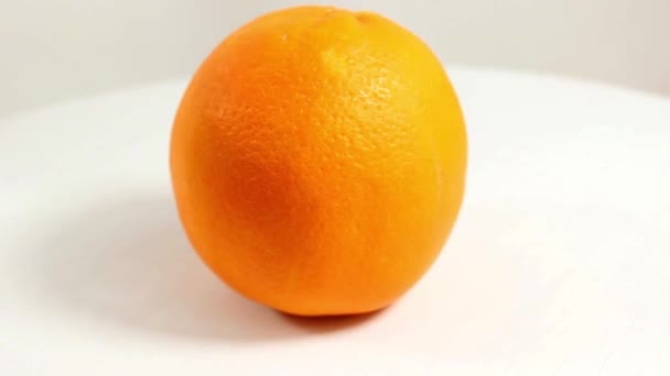白い背景に完熟したオレンジ色のクローズアップ ターンテーブル 選択的ショット — ストック動画