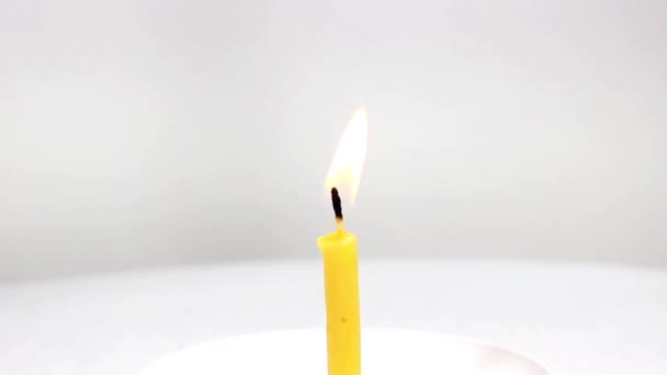 Kirche Brennende Kerze Auf Weißem Hintergrund Drehscheibe Nahaufnahme — Stockvideo