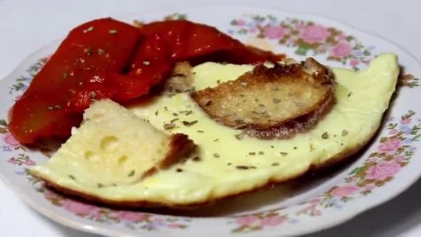 Omelett Med Bröd Till Frukost Och Sida Paprika Lecho Vändbar — Stockvideo
