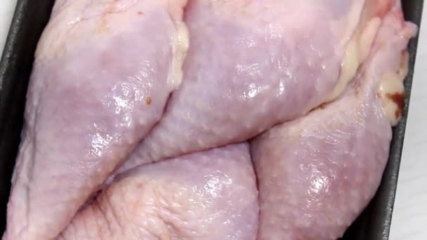 Chilled Chicken Legs Substrate Close Turntable View Top — Stock Video