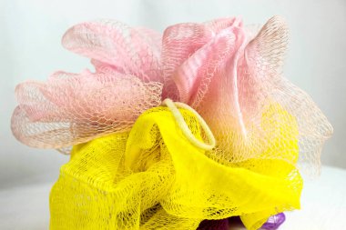 Cesedi yakından yıkamak için renkli bir bez. Seçici odak.