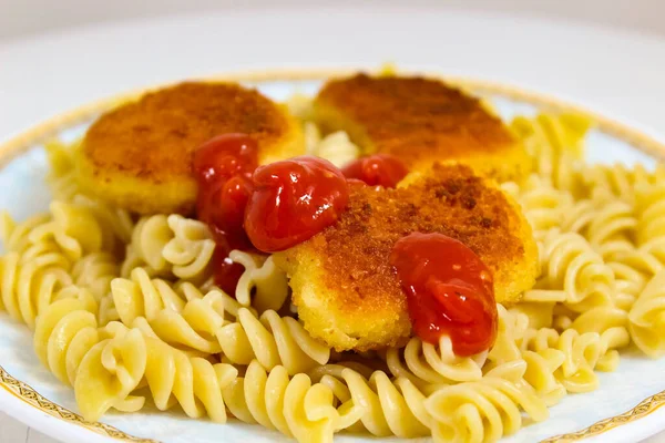 Zelfgemaakt Diner Van Gekookte Pasta Met Nuggets Ketchup Selectieve Focus Stockfoto