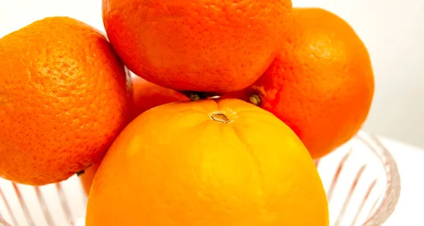 Zbliżenie Mandarynek Pomarańczy Szklanej Płytce Skupienie Selektywne — Zdjęcie stockowe