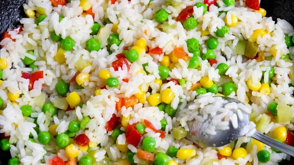 スプーンとフライパンで米と野菜の混合物のクローズアップ 適切な栄養 選択的ショット — ストック写真