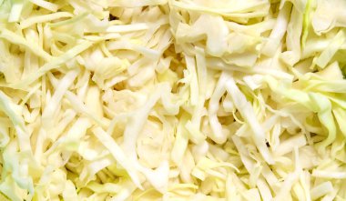 Yakın plan taze doğranmış beyaz lahana. Düzgün beslenme ürünleri. Üst görünüm.