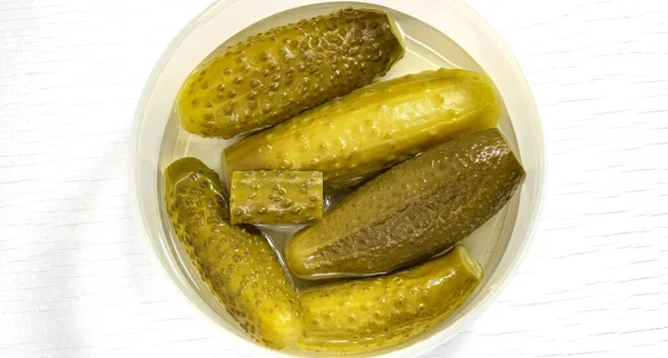 Zelfgemaakte Augurken Komkommers Met Pekel Een Wegwerpcontainer Snack Met Wodka — Stockfoto