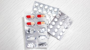 Eksik paketlerde ve kabarcıklarda farklı tabletler ve vitaminler. Yukarıdan görünüşü.