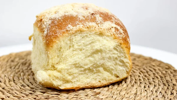 白を基調に焼き上げた甘い酵母パン 選択的ショット — ストック写真