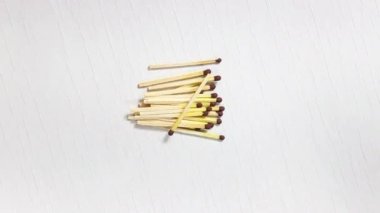 Tahta beyaz arka planda birkaç kibrit var. Uzayı kopyala Yukarıdan görünüşü.