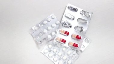 Eksik paketlerde ve kabarcıklarda farklı tabletler ve vitaminler. Yukarıdan görünüşü.
