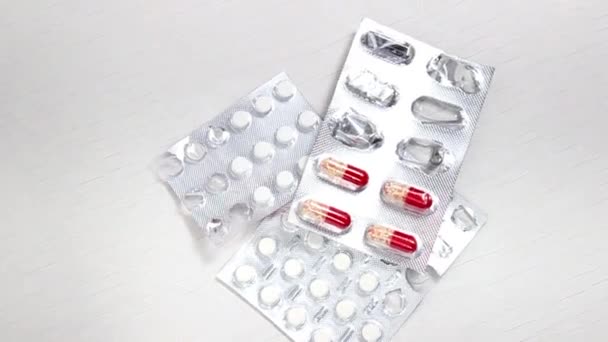 Verschillende Tabletten Vitaminen Onvolledige Verpakkingen Blaren Het Uitzicht Vanaf Top — Stockvideo