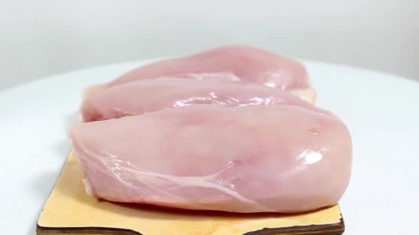 Filé Frango Cru Close Uma Tábua Corte Uma Mesa Giratória — Vídeo de Stock