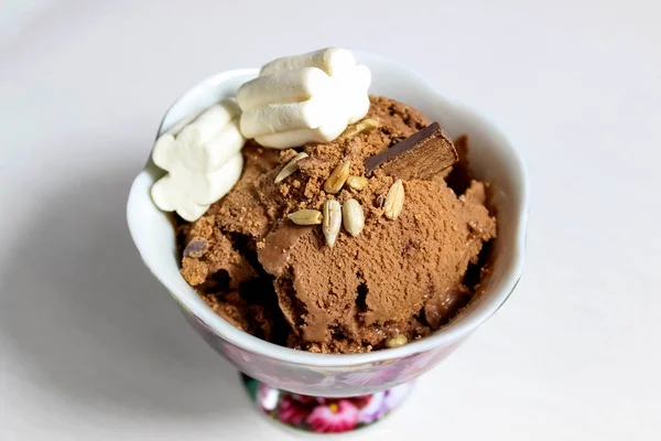 クリームボウルにチョコレートアイスクリームを種を振りかけ マシュマロで飾られています おいしいデザート — ストック写真