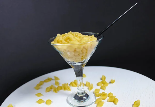 Die Muschelförmige Pasta Wird Mit Einem Trinkhalm Ein Cocktailglas Gegossen — Stockfoto