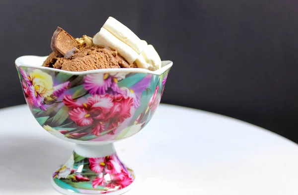 マシュマロ チョコレートチップで装飾されたボウルにチョコレートアイスクリーム — ストック写真
