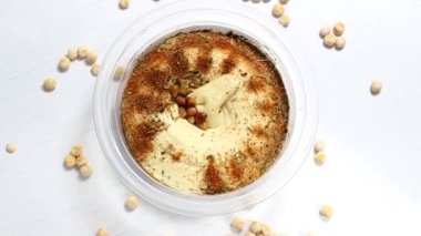 Biber ve çam fıstığı dolu bir kasede humus. Lezzetli nohut sosu. Yukarıdan görünüşü.