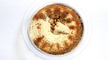 Biber ve çam fıstığı dolu bir kasede humus. Lezzetli nohut sosu. Yukarıdan görünüşü.