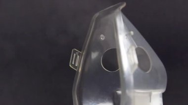 Astım ve öksürüğü tedavi eden tıbbi spreyin maskesi. Nebulizör. Yakın plan..