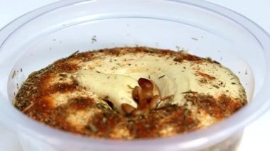 Biber ve çam fıstığı dolu bir kasede humus. Lezzetli nohut sosu.