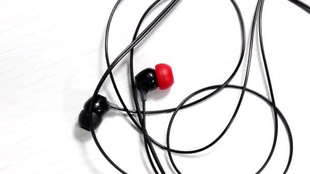 Headphone Meja Putih Berputar Close Top View — Stok Video