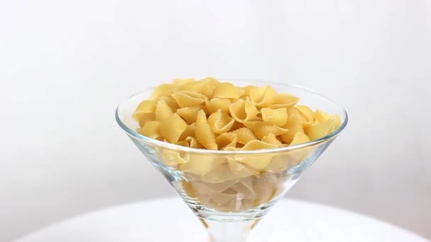 Glas Cocktailglas Met Rauwe Pasta Creatief Stilleven Close — Stockvideo
