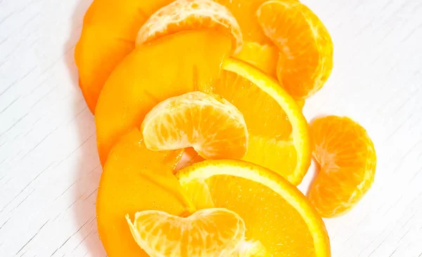Rebanadas Mandarina Naranja Caqui Sobre Fondo Blanco Disparo Selectivo —  Fotos de Stock