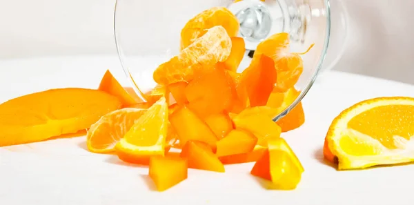 Vaso Fruta Naranja Derramada Cortada Trozos Caído Costado Disparo Selectivo —  Fotos de Stock
