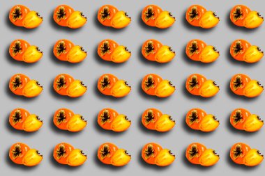 Gri bir arka planda olgun hurma deseni. Banner, diyet gıda konsepti. İzler, desenler.