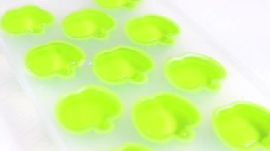 Dönen bir yüzeyde plastik buz kalıbının içinde donmak değil. Seçici atış.
