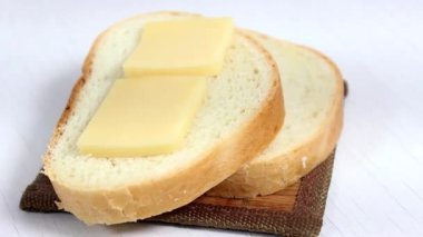 Dilimlenmiş sert peynirli beyaz ekmek. Izgara peynirli sandviç. Seçici çekim, yakın çekim..