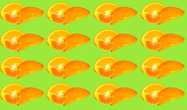 Ett Mönster Olika Bitar Apelsinfrukt Grön Bakgrund Fruktavtryck — Stockfoto
