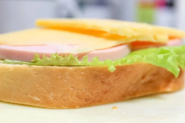 Sandwich Pan Blanco Con Queso Salchicha Ensalada Verde Primer Plano —  Fotos de Stock