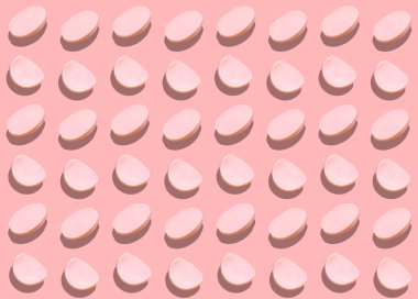 Pembe arka planda dilimlenmiş haşlanmış sosis deseni. Yazdırma, düzenleme, kopyalama alanı.