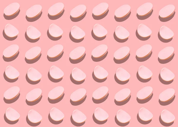 Ένα Μοτίβο Φέτες Βραστό Λουκάνικο Ροζ Φόντο Αποτυπώματα Μοτίβα Χώρος — Φωτογραφία Αρχείου
